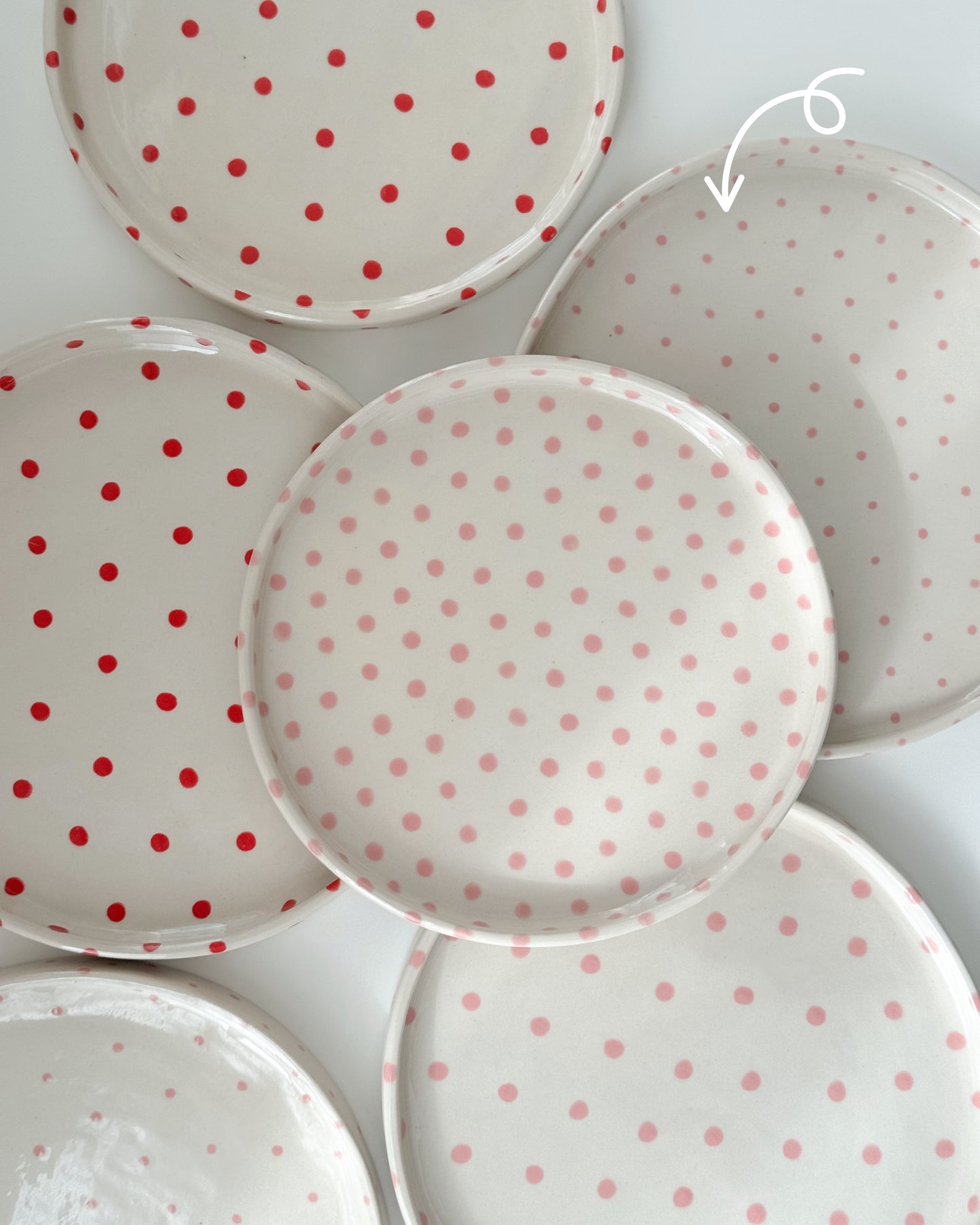 Plate with small pink dots (medium)