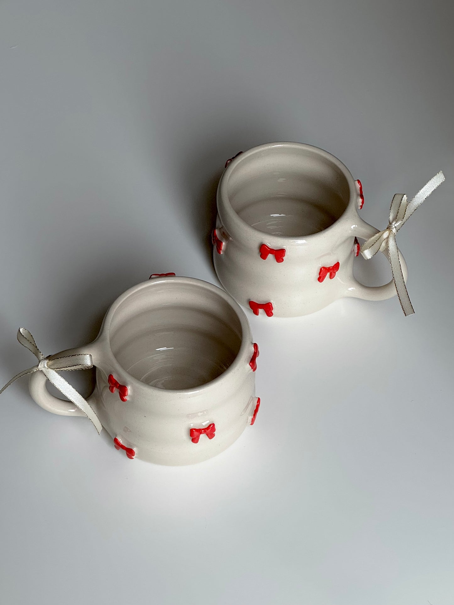Mug with small red bows