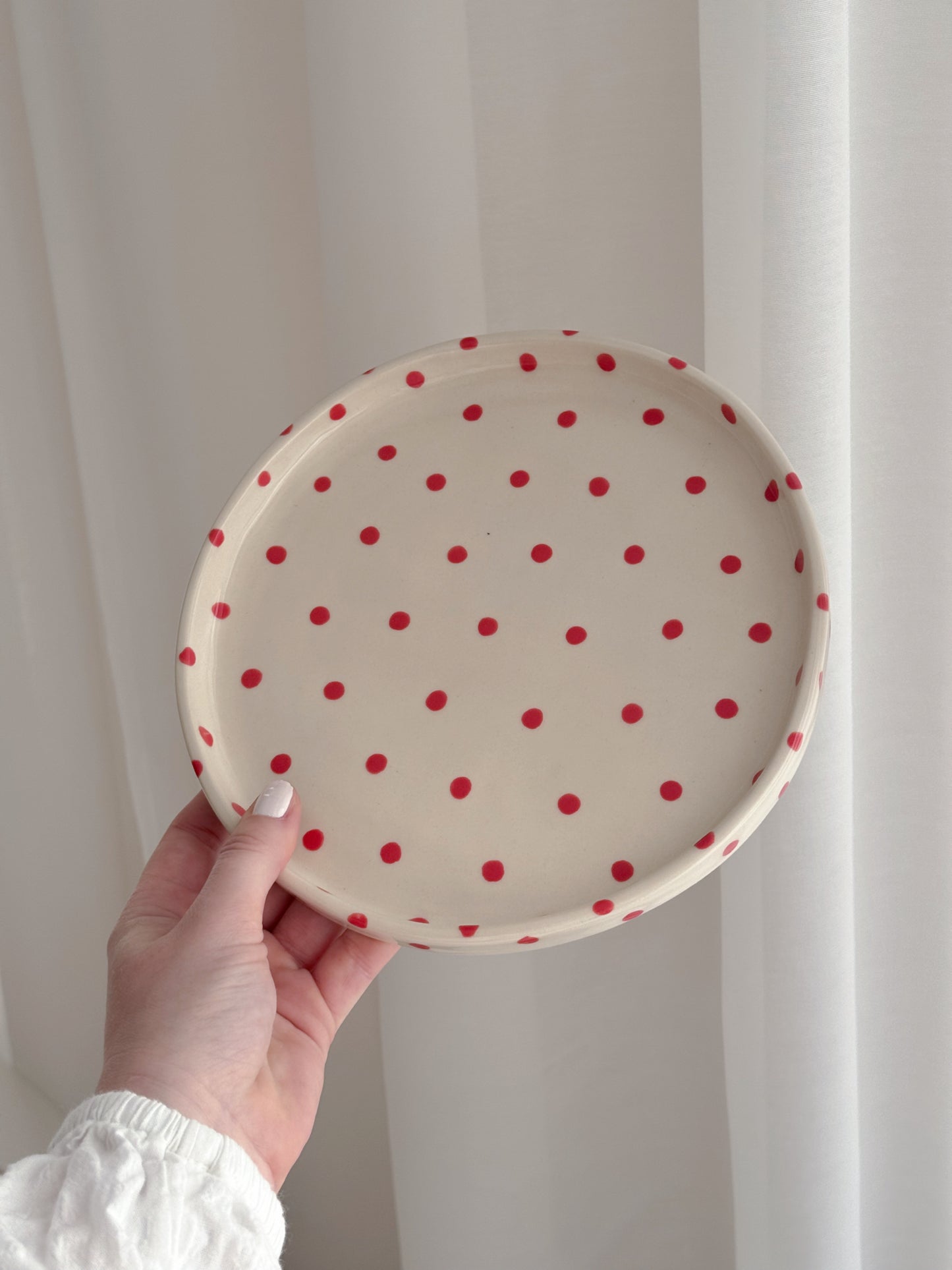 Plate with big red dots (small)