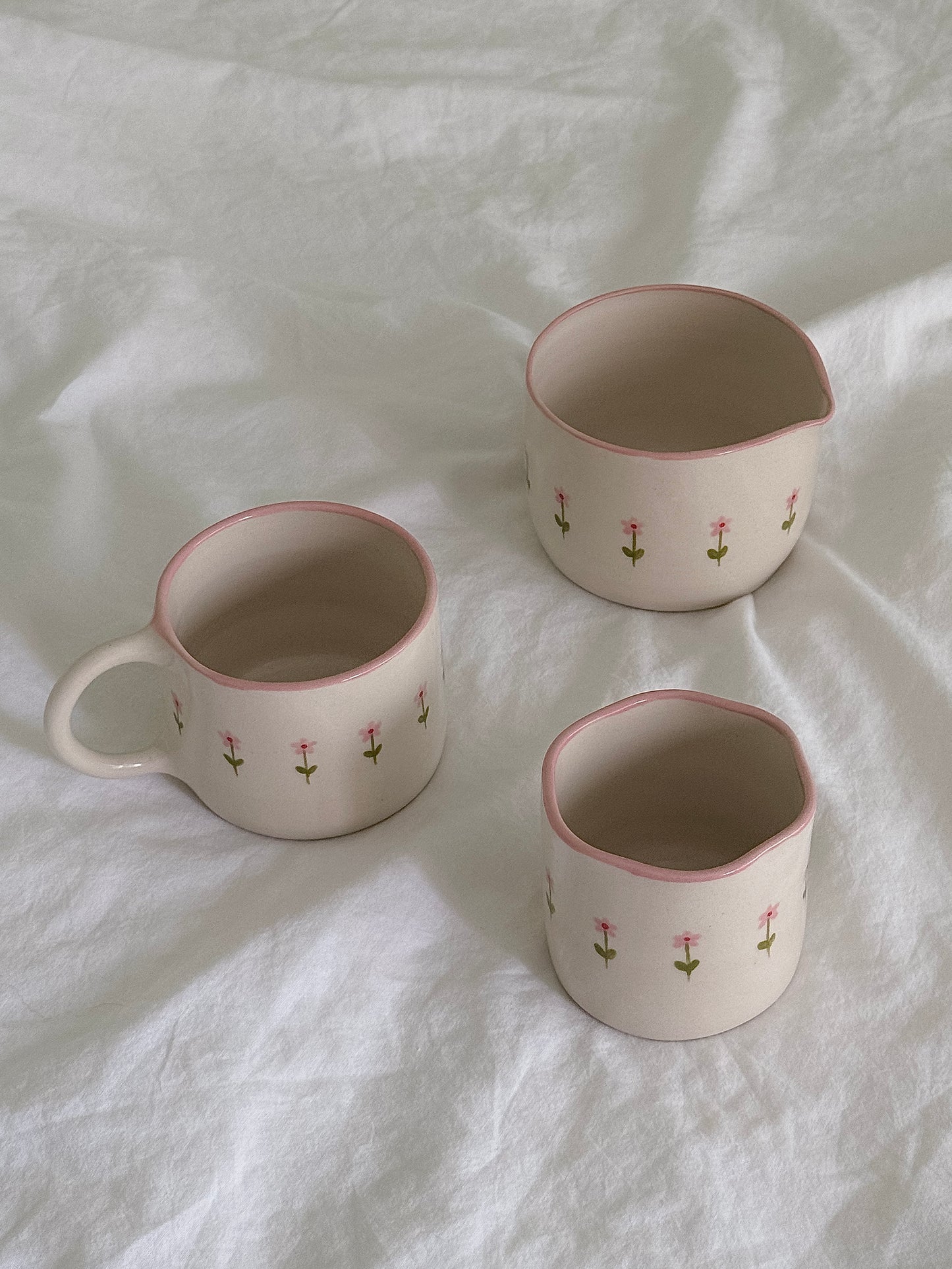Mug with small pink flowers