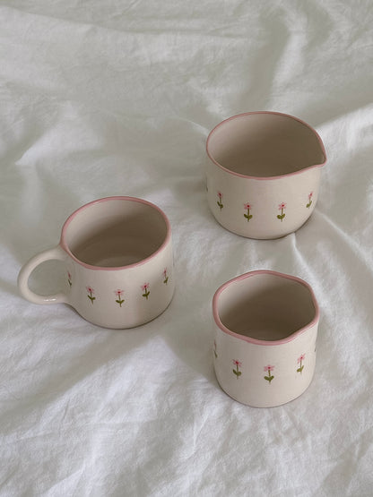 Mug with small pink flowers