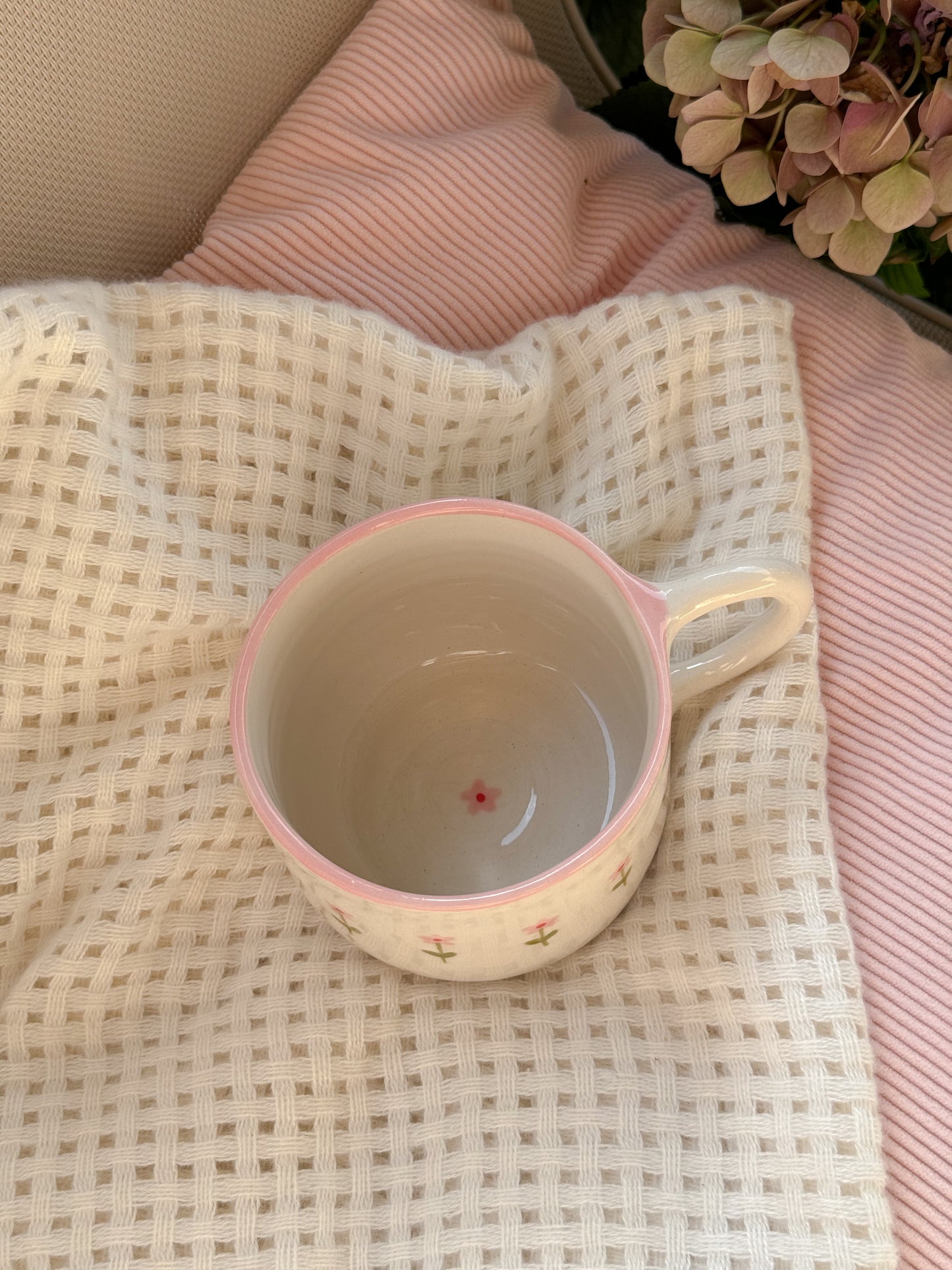 Mug with small pink flowers