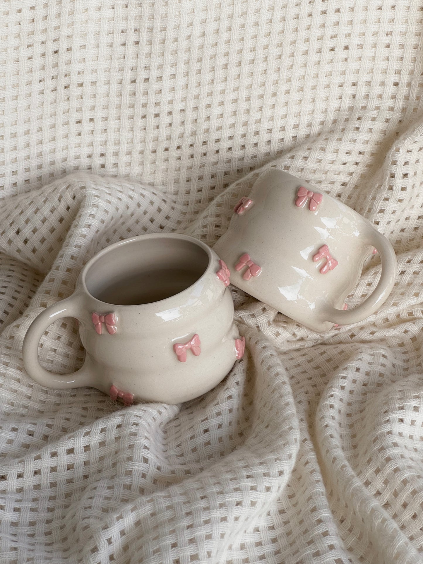 Mug with small bows