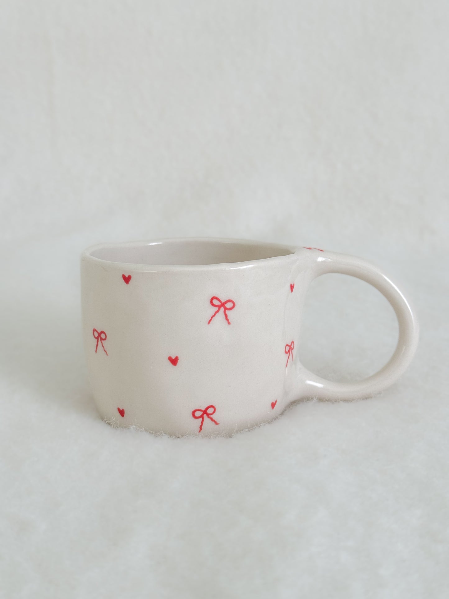 Mug with bows and hearts III