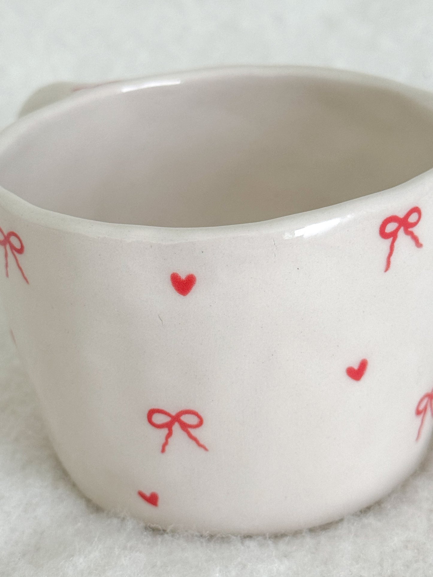 Mug with bows and hearts II