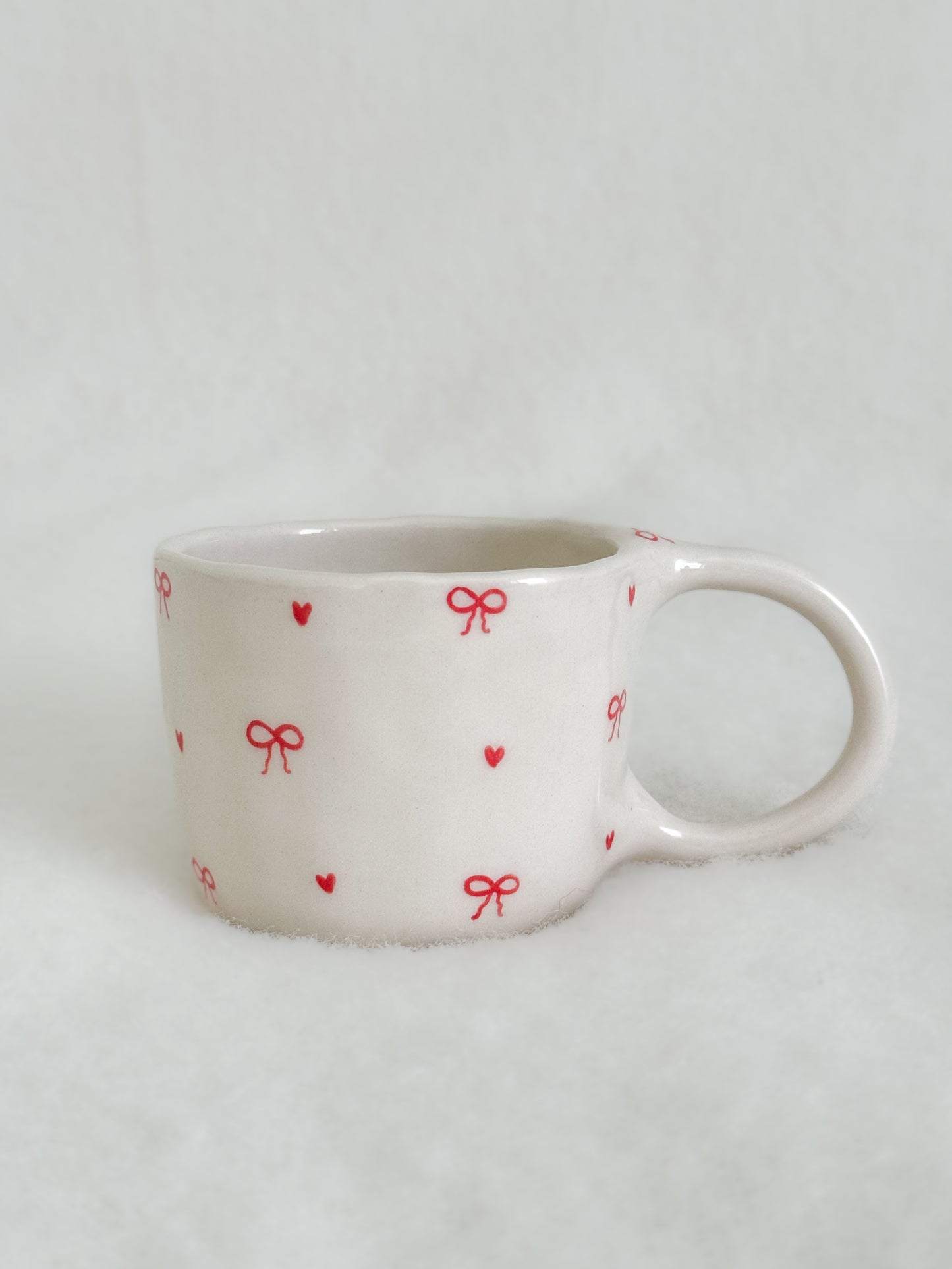 Mug with bows and hearts IV